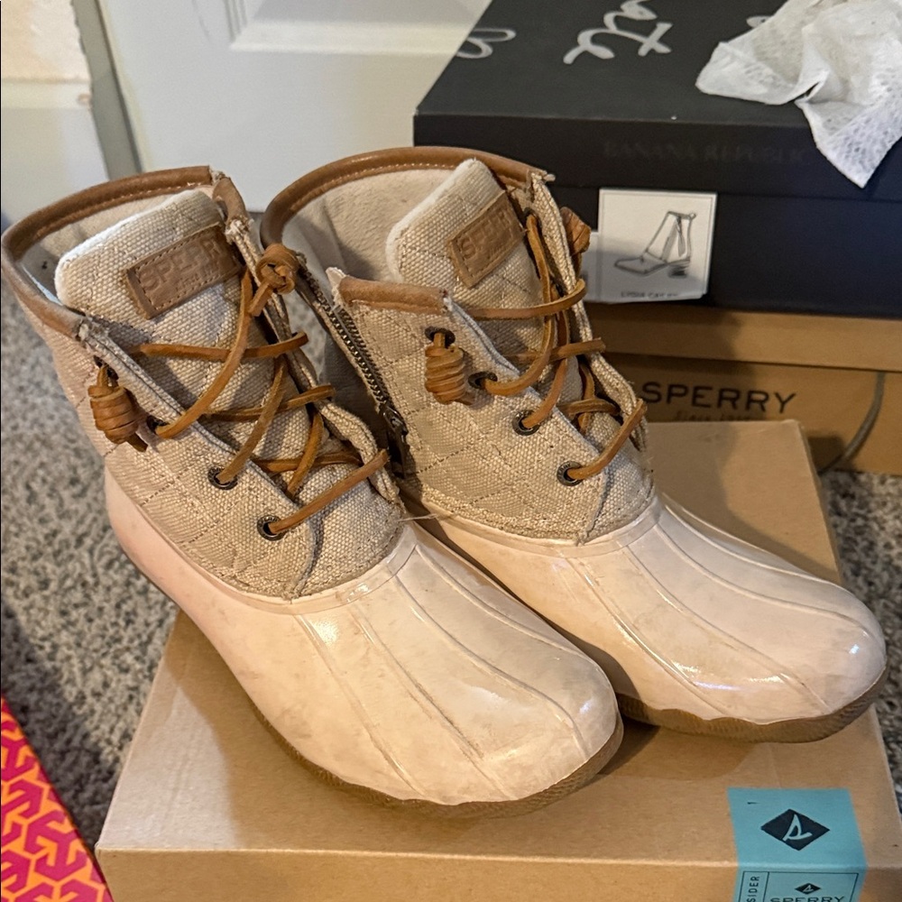 Sperry Women's Beige and Tan Winter Boots